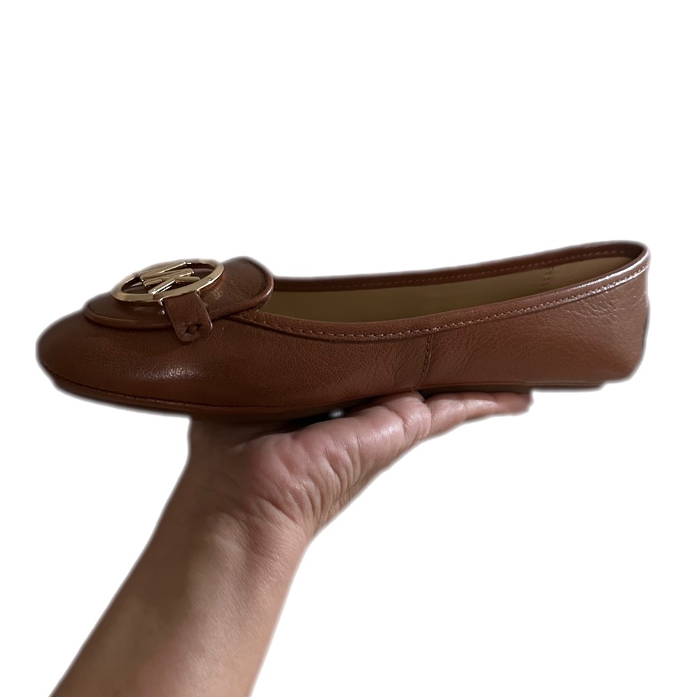 MICHAEL KORS Lillie Moccasin Luggage Gold Emblem Size 5.5 - Picture 4 of 9